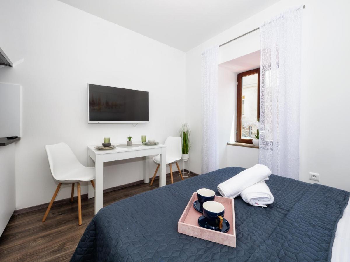 Arena Delight Studio Apartments Pula Exterior photo